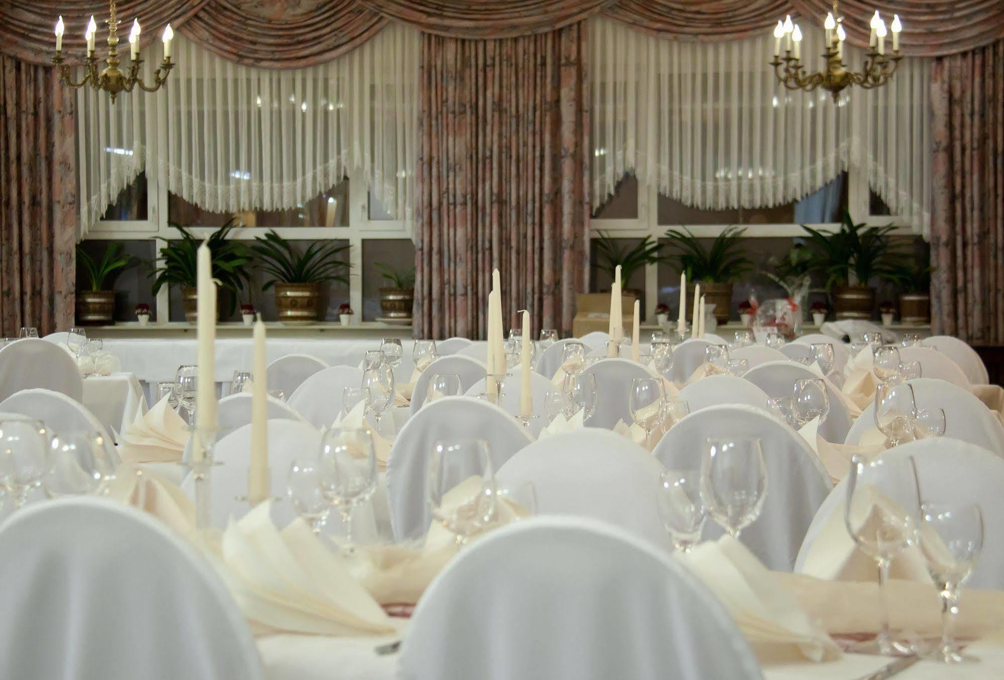 Hotel & Restaurant Krone Kestert Eksteriør billede